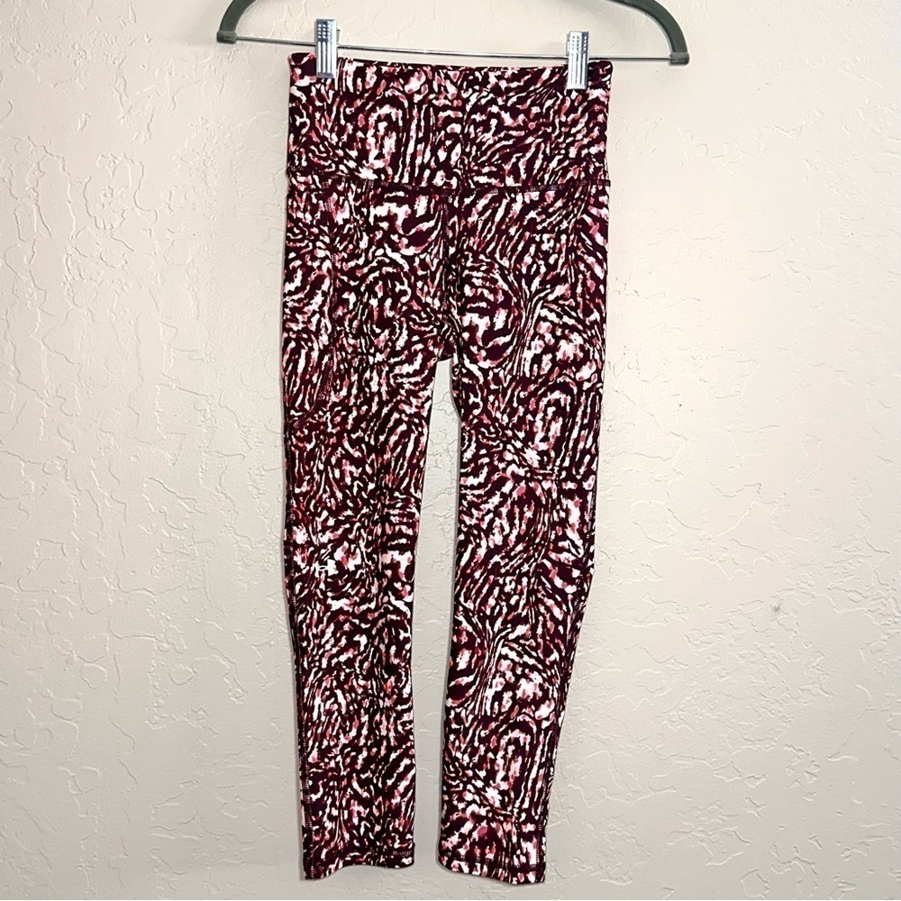 Under Armour Women’s XS Compression 19” Capris Activewear Tights - Burgundy